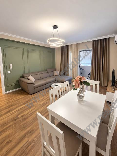 Apartament 1+1 me qira ne rrugen Haxhi Hysen Dalliu, ne Tirane.
&nbsp;Apartamenti ka nje siperfaqe 
